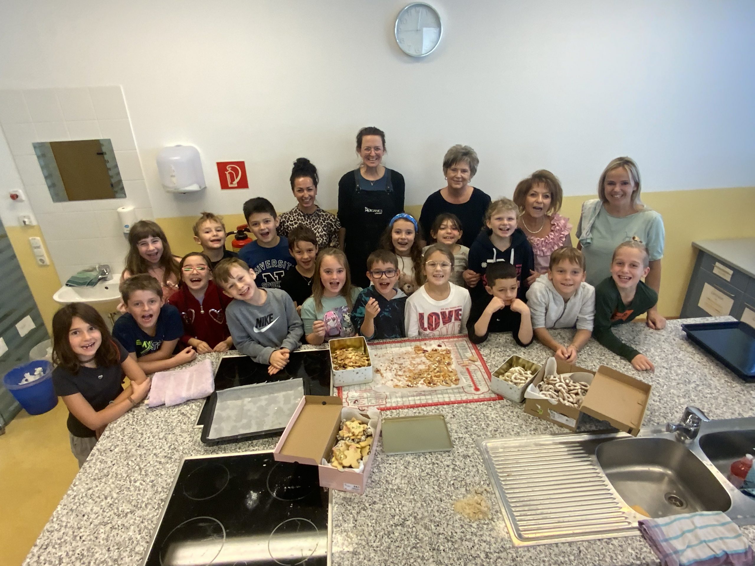 Weihnachtsbäckerei, Weihnachtsbasteln